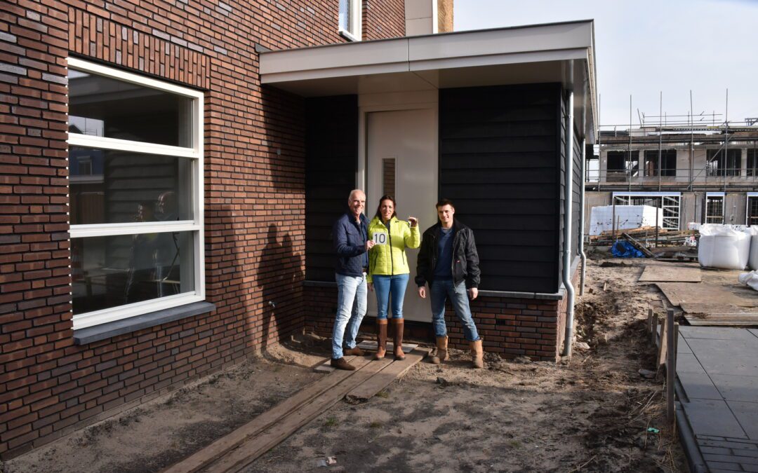 Blije kopers bij opgeleverde woning in Villapark Lavendel in Vlijmen