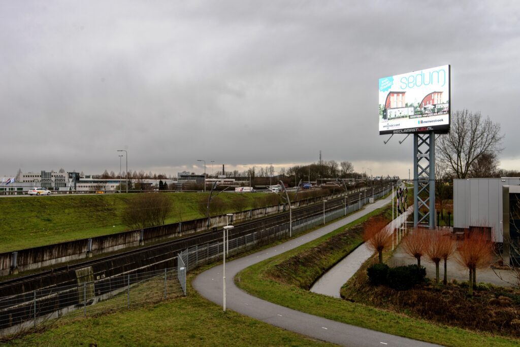 Deze reclame van Sedum langs de A15 is niet te missen