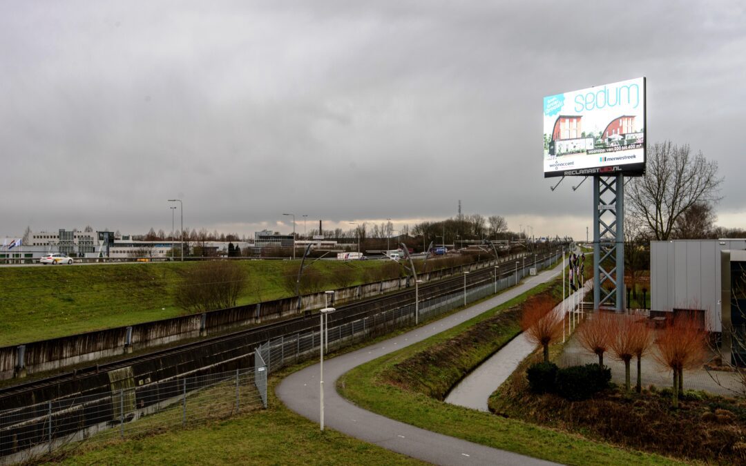 Deze reclame van Sedum langs de A15 is niet te missen