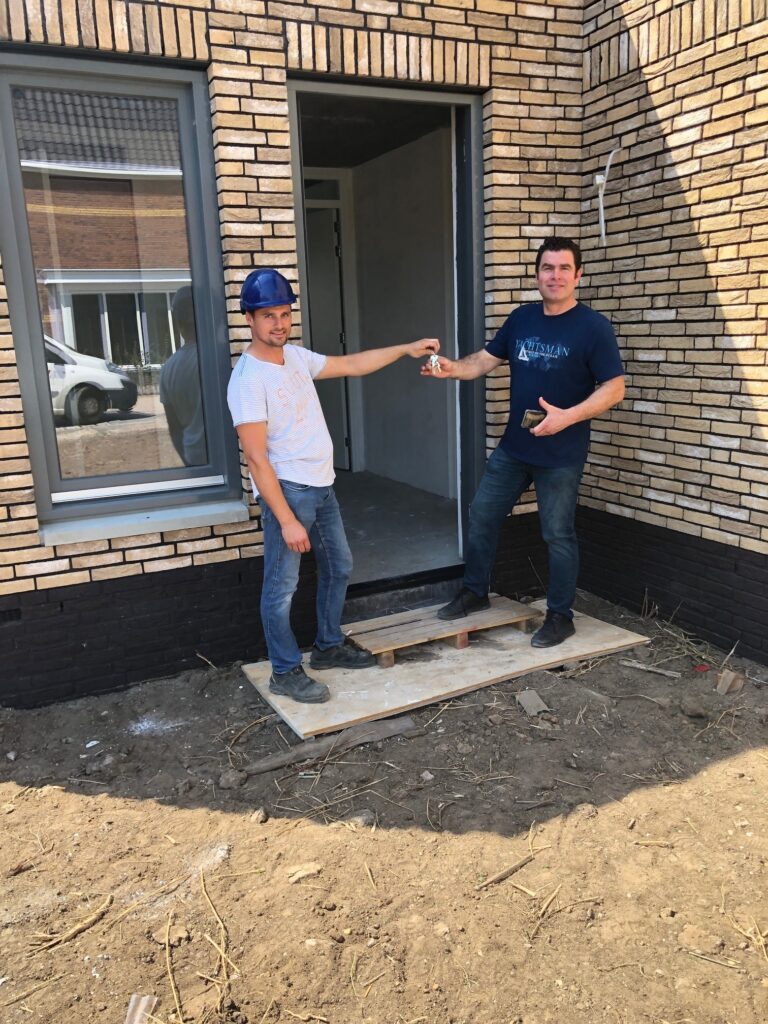 Aan De Generaal in Gorinchem zijn de eerste 2 woningen opgeleverd! 1