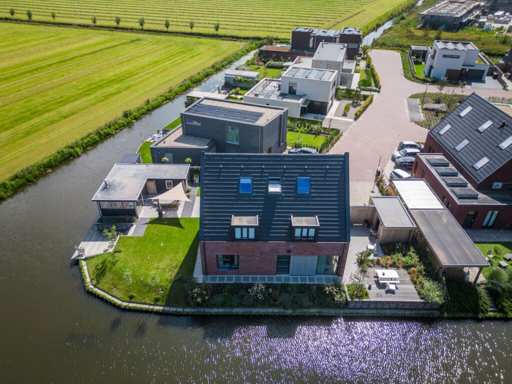 nieuwbouwhuis rode steen puntdak kolonel gorinchem luchtfoto